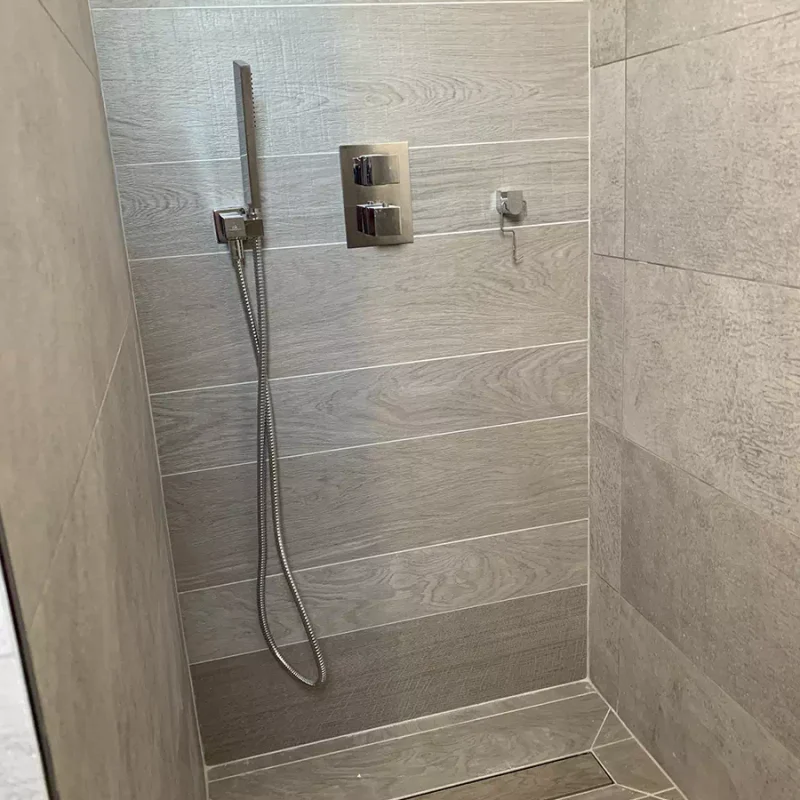 Travaux de salle de bains par ATB 85, plombier aux Sables-d’Olonne